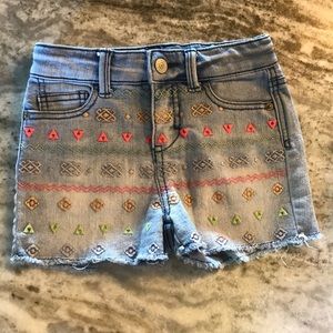 Cute little patterned jean shorts! 💗💚🧡